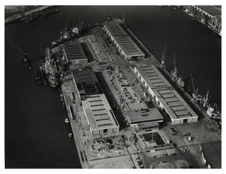 1968-1707 Luchtopname van de gebouwen van de Koninklijke Nederlandse Stoomboot Maatschappij (K.N.S.M.) aan de ...