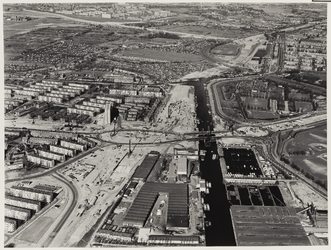 1968-1710 Luchtfoto van de bouw van viaducten voor Rijkswegen 3, 13 en 20, bij het Kleinpolderplein (links) en het ...