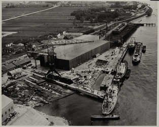1968-1727 Luchtopname van de IJsselwerf aan de IJsseldijk 97 in Capelle aan den IJssel. Links nog onbebouwde weilanden ...
