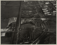 1968-1731 Luchtopname van de aanleg van het verkeersplein bij de Rijksweg 16 (A16) op de kruising van de Hoofdweg, met ...