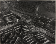 1968-1732 Luchtopname van de wijk Kleinpolder, met in het midden het Kleinpolderplein met de Blijdorpsebruggen over het ...