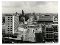 1968-1794 Overzicht op de Schiekade met links het Shell-gebouw en rechts het pand van NILLMIJ, in het midden het ...