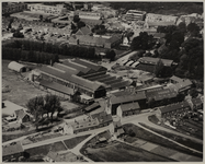 1968-1918 Luchtopname van de Rubberfabriek van Bakker en Zonen aan de Molendijk in Ridderkerk. Op de achtergrond links ...