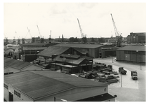 1968-2317 Overzicht vanaf het Poortgebouw van de omgeving van de Spoorweghaven met loodsen en bedrijfspanden van ...