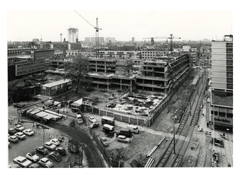 1968-2475 Overzicht vanaf het dak van warenhuis De Bijenkorf aan de Coolsingel van de omgeving van de Van ...