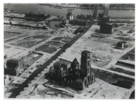 1968-265 Luchtopname van de zwaar beschadigde Sint-Laurenskerk aan het Grotekerkplein en de wijde geraseerde omgeving ...