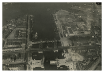 1968-531 Luchtopname op 400 meter hoogte van de omgeving van de Koningshaven tijdens vernieuwing van de Koninginnebrug ...