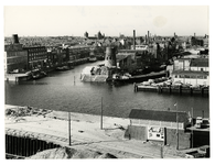 1968-585 Overzicht vanaf de watertoren in Delfshaven van de Middenkous met op het uiteinde van de landtong de stomp van ...