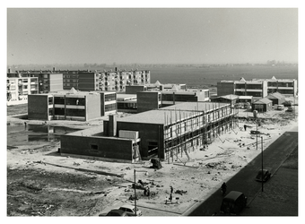 1968-758 Overzicht van de Prins Alexanderlaan en omgeving, met op de voorgrond de bouw van de school aan de ...