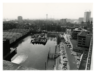 1968-880 Overzicht vanaf de Maastorenflat van de Zalmhaven en omgeving met verschillende bedrijfspanden. Rechts de ...