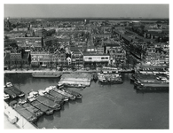 1968-913 Overzicht vanaf de verpleegstersflat De Wiek van de omgeving van het Boerengat en de Admiraliteitskade met ...