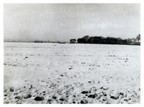 1968-991 Overzicht van besneeuwde weilanden tussen de Rotterdamse en Delfshavense Schie, met links de Rotterdamse ...