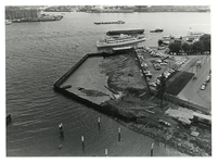 1968-994 Overzicht van de versterking van de oevers bij het Willemsplein en de Zalmhaven op de voorgrond en bij het ...