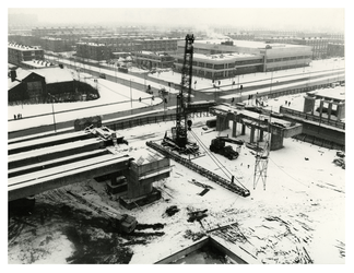 1969-2732 Overzicht van de bouw van het viaduct en het metrostation Slinge en omgeving, met in het midden van links ...