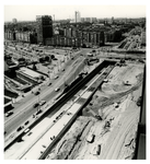1969-2739 Overzicht van de Blaak en omgeving met de bouw van de tunnel onder het Churchillplein. Links de Leuvehaven en ...