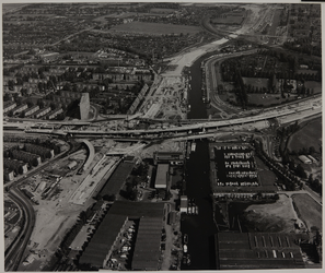 1969-2745 Luchtopname van de aanleg van het Kleinpolderplein met van onder naar boven het Schie-Schiekanaal en van ...
