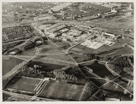 1969-2748 Luchtopname van het Zuiderpark met verderop de bouw van het sporthallencomplex Ahoy en het zwembad De ...