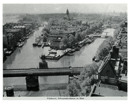 1969-495 Overzicht vanaf het Witte huis van de Wijnhaven (rechts) en de Scheepmakershaven (links), met op de voorgrond ...