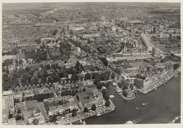 1969-672 Luchtfoto van Westerkade, en daarachter de Parklaan, op de voorgrond in het midden de Veerhaven en daarnaast ...