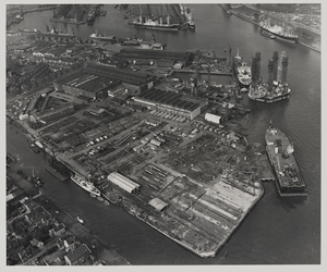 1969-675 Luchtopname van de Voorhaven in Schiedam met de scheepswerf en bedrijfspanden van de N.V. Gusto en de Firma ...