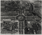 1969-676 Luchtopname van de Hofplein rotonde en omgeving met links het Weena en het Stationspostkantoor aan het ...
