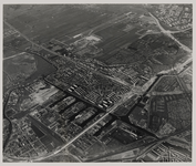 1969-681 Luchtopname van Overschie, met onderaan de Van Nellefabriek aan de Delfshavense Schie, links naar achteren de ...