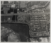 1969-682 Luchtopname van het oude centrum van Overschie, met op de voorgrond de Delftse Schie, met in de bocht in het ...
