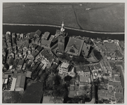 1969-684 Luchtopname van de Grote Kerk in Overschie aan de Overschiese Dorpsstraat, en daarachter de Delftse Schie. ...