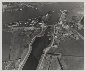 1969-687 Luchtopname van het dorp Nieuwesluis, met in het midden het Voornse Kanaal met de sluis en op de achtergrond ...
