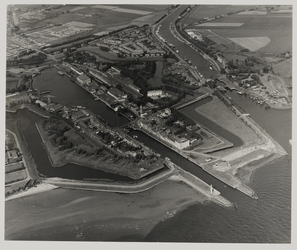 1969-688 Luchtopname van Hellevoetsluis, met in het midden de haven en links de Westkade met verderop korenmolen 'de ...