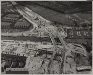 1969-691 Luchtopname van de aanleg van het verkeersplein bij het Kleinpolderplein in de wijk Kleinpolder, met op de ...