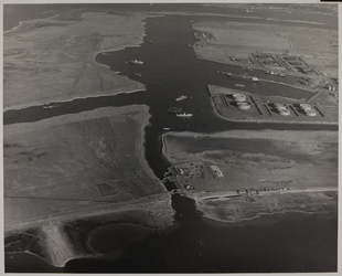 1969-693 Luchtopname van het Beerkanaal, met links Maasvlakte, en rechts de British Petroleum Raffinaderij Nederland ...