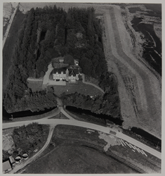 1969-697 Luchtopname van het landhuis 'De Oliphant' aan de Wieldijk tussen de bossen in het voormalige dorp ...