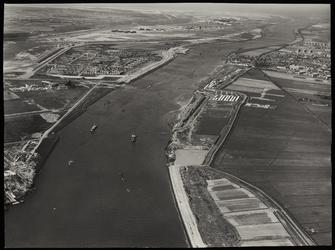 1969-874 Luchtopname van de Nieuwe Waterweg, met links de scheepswerf van Verolme, Rozenburg en het Europoortgebied, ...