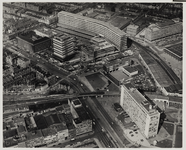 1970-106 Luchtopname van de Schiekade en omgeving, met op de voorgrond links het pand van NILLMIJ aan de Delftsestraat, ...