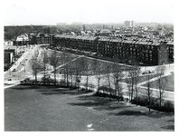 1970-1061 Overzicht vanaf de flat aan de Robert Baeldestraat van de Chris Bennekerslaan met woningen rechts en in het ...
