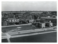 1970-1062 Overzicht vanaf de flat aan de Robert Baeldestraat van de Gerdesiaweg en verderop rechts het Libanon Lyceum ...