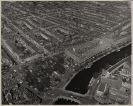 1970-114 Luchtopname van de woonwijk Oude Noorden, met op de voorgrond het Noordplein, en de Noorderbrug over de Rotte. ...