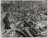 1970-115 Luchtopname van de omgeving van de Admiraal de Ruyterweg, met op de voorgrond links de Rotte, in het midden de ...
