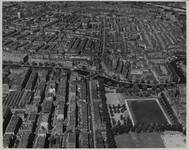 1970-117 Luchtopname van de woonwijken Oud-Crooswijk (vooraan) en Oude Noorden (achteraan), met in het midden van links ...