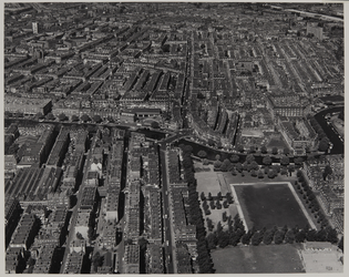 1970-117 Luchtopname van de woonwijken Oud-Crooswijk (vooraan) en Oude Noorden (achteraan), met in het midden van links ...