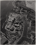 1970-119 Luchtopname van de IJsseldijk in Kralingseveer, met aan de IJsselkant bedrijfspanden en rechts woningen, en in ...