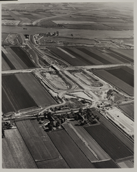 1970-122 Luchtopname van de bouw van afrit 20 van de Rijksweg 29 (A29) bij Barendrecht, met op de voorgrond woningen ...