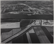1970-123 Luchtopname van de Heinenoordtunnel bij de Oude Maas, vanuit het zuiden. In het midden Rijksweg 29 (A29) en op ...
