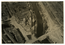 1970-1827 Luchtopname van de omgeving van de Koninginnekerk, met links de Boezemsingel, op de voorgrond de Goudse ...