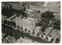 1970-1832 Luchtopname van het Sint-Franciscusziekenhuis aan de Schiekade en omgeving, met op de voorgrond de ...