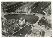 1970-1837 Luchtopname van de Oudehaven met het Witte huis, op de voorgrond de Wijnhaven met de Jan Kuitenbrug, en ...