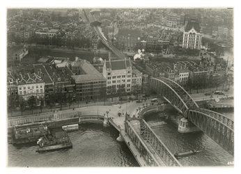 1970-1839 Luchtopname van de spoorbrug en de Willemsbrug, met op de voorgrond de Nieuwe Maas en de Boompjes met het ...