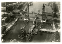 1970-1855 Luchtopname van de vernieuwing van de Koninginnebrug, met in het midden de Spoorhefbrug over de Koningshaven. ...