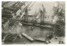 1970-1856 Luchtopname van werkzaamheden voor de bouw van de Koninginnebrug, een vernieuwde basculebrug over de ...